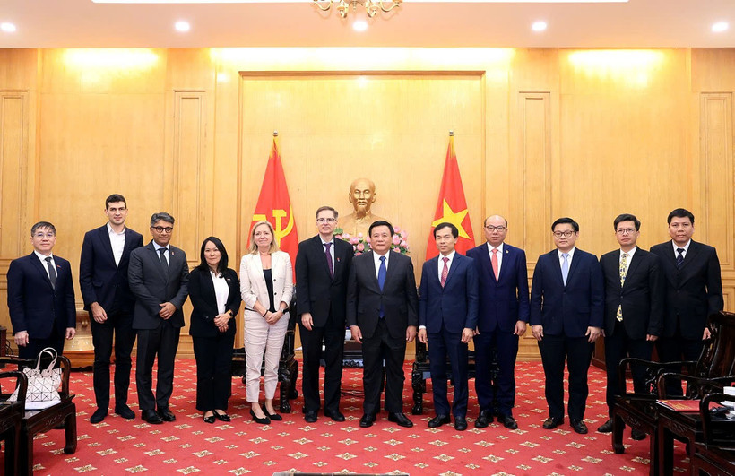 Các đại biểu chụp ảnh lưu niệm tại buổi tiếp và làm việc.