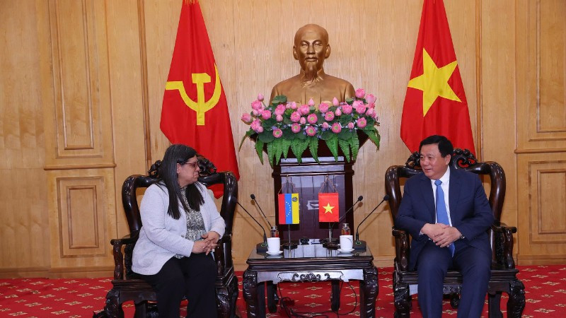 Đồng chí Nguyễn Xuân Thắng và bà Tataina Pugh Moreno tại buổi làm việc.