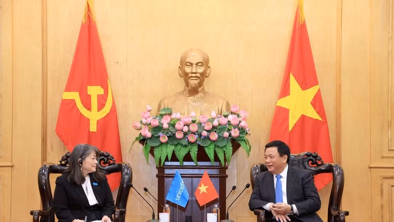 Đồng chí Nguyễn Xuân Thắng, Ủy viên Bộ Chính trị, Giám đốc Học viện Chính trị quốc gia Hồ Chí Minh, Chủ tịch Hội đồng Lý luận Trung ương, và bà June Kunugi, Giám đốc Quỹ Nhi đồng Liên hợp quốc khu vực Đông Á và Thái Bình Dương tại Việt Nam.