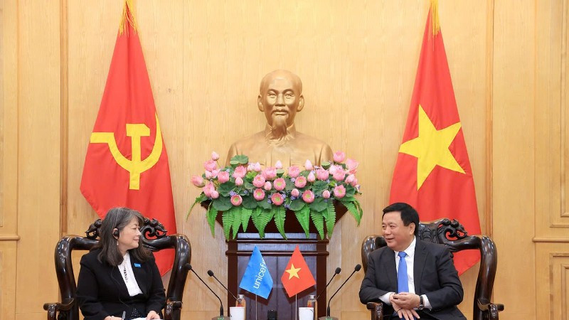 Đồng chí Nguyễn Xuân Thắng, Ủy viên Bộ Chính trị, Giám đốc Học viện Chính trị quốc gia Hồ Chí Minh, Chủ tịch Hội đồng Lý luận Trung ương, và bà June Kunugi, Giám đốc Quỹ Nhi đồng Liên hợp quốc khu vực Đông Á và Thái Bình Dương tại Việt Nam.