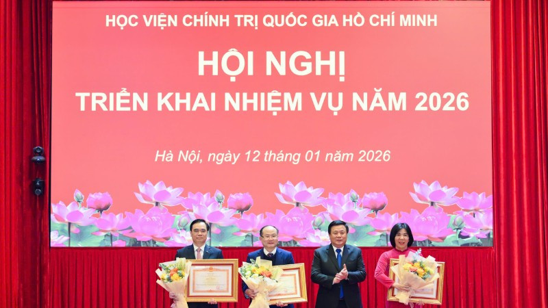 Đồng chí Nguyễn Xuân Thắng, Ủy viên Bộ Chính trị, Giám đốc Học viện Chính trị quốc gia Hồ Chí Minh, Chủ tịch Hội đồng Lý luận Trung ương trao Bằng khen của Thủ tướng Chính phủ tặng các cá nhân có thành tích xuất sắc. (Ảnh: THẾ ĐẠI)