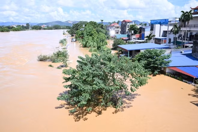 Khu vực gần cầu Bến Tượng qua sông Cầu thuộc phường Phan Đình Phùng, tỉnh Thái Nguyên bị ngập nặng. (Ảnh: TRẦN HẢI)