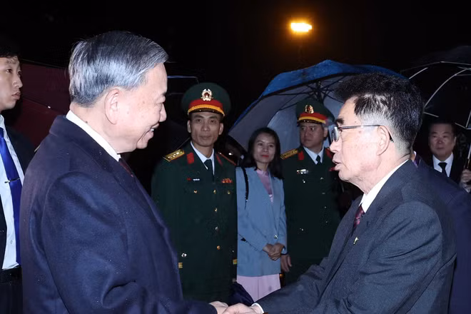 Các lãnh đạo Triều Tiên tiễn Tổng Bí thư Tô Lâm tại Sân bay quốc tế Bình Nhưỡng. (Ảnh: TTXVN)