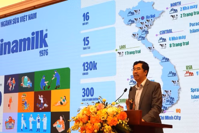Ông Nguyễn Quốc Khánh, Giám đốc Điều hành Nghiên cứu và Phát triển Vinamilk, trình bày việc ứng dụng công nghệ định danh và truy xuất nguồn gốc cho sản phẩm Vinamilk. (Ảnh: Vi Nam)