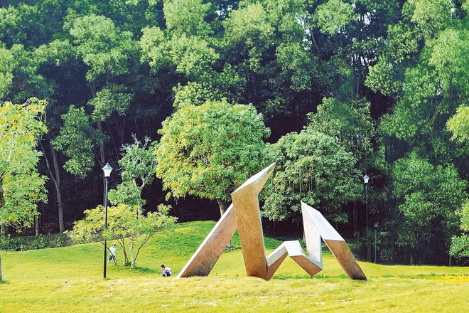 Phạm Bảo Sơn, Bình, thép không gỉ, 210x320x160cm, 570kg, 2015, tại Bảo tàng Nghệ thuật đương đại Flamingo. (Ảnh: FCAM)