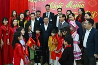 Thường trực Ban Bí thư Trần Cẩm Tú thăm, chúc Tết và tặng quà tại Trung tâm công tác xã hội và Bảo trợ xã hội số 1 tỉnh Lào Cai. (Ảnh: DUY LINH)