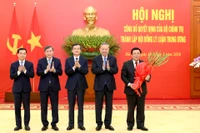 Tổng Bí thư Tô Lâm trao Quyết định của Bộ Chính trị thành lập Hội đồng Lý luận Trung ương nhiệm kỳ 2026-2031. (Ảnh: ĐĂNG KHOA)