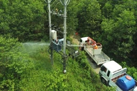 Công nhân Điện lực miền Bắc thực hiện bảo dưỡng hệ thống điện định kỳ. 