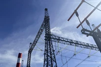 Vệ sinh cách điện hotline tại Trạm biến áp 500kV Vân Phong, Khánh Hòa.