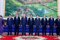 Tổng Bí thư Tô Lâm; Chủ tịch Đảng Nhân dân Campuchia Samdech Techo Hun Sen; Tổng Bí thư, Chủ tịch nước Lào Thongloun Sisoulith cùng lãnh đạo chủ chốt 3 Đảng tại Cuộc gặp. (Ảnh: Thống Nhất-TTXVN)