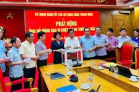 Cán bộ, đảng viên và người lao động cơ quan Đảng ủy các cơ quan Đảng Trung ương chung tay chia sẻ với những thiệt hại của người dân vùng bão lũ.
