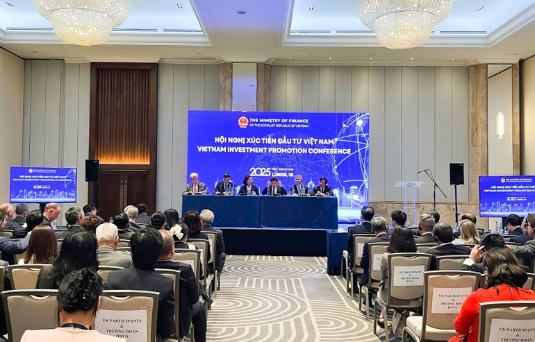 Đoàn Cục Hải quan tham dự Hội nghị Xúc tiến đầu tư tại Vương quốc Anh, do Bộ trưởng Tài chính Nguyễn Văn Thắng chủ trì. img-7628.jpg