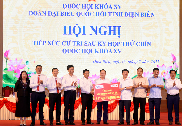 Tại hội nghị, nhằm hưởng ứng phong trào thi đua xoá nhà tạm, nhà dột nát do Thủ tướng Chính phủ phát động, Công đoàn Bộ Tài chính phối hợp với Công ty TNHH xổ số điện toán Việt Nam hỗ trợ 6,480 tỷ đồng làm 108 nhà đại đoàn kết cho người nghèo trên địa bàn tỉnh Điện Biên, với mức hỗ trợ 60 triệu đồng/căn. (Ảnh: BTC) trao-qua.jpg