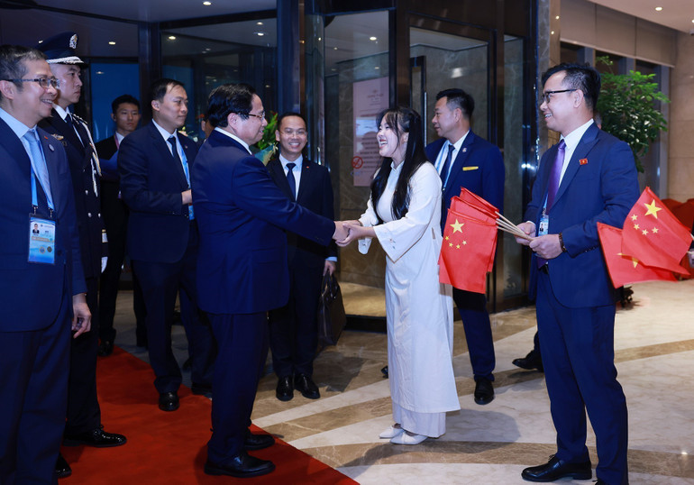 La communauté vietnamienne de Tianjin a accueilli le Premier ministre Pham Minh Chinh pour assister au sommet 2025 de l'Organisation de coopération de Shanghai (OCS). (Photo : Duong Giang/VNA) vna-potal-thu-tuong-bat-dau-chuyen-tham-du-hoi-nghi-thuong-dinh-to-chuc-hop-tac-thuong-hai-sco-2025-8245988.jpg