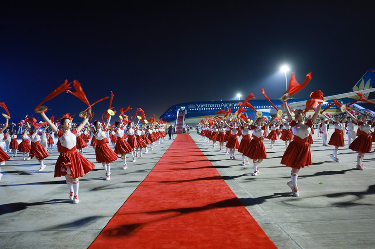 Cérémonie d'accueil du Premier ministre Pham Minh Chinh à Tianjin, marquant le début de son voyage pour participer au sommet 2025 de l'Organisation de coopération de Shanghai (OCS). (Photo : Duong Giang/VNA) vna-potal-thu-tuong-bat-dau-chuyen-tham-du-hoi-nghi-thuong-dinh-to-chuc-hop-tac-thuong-hai-sco-2025-8245991.jpg