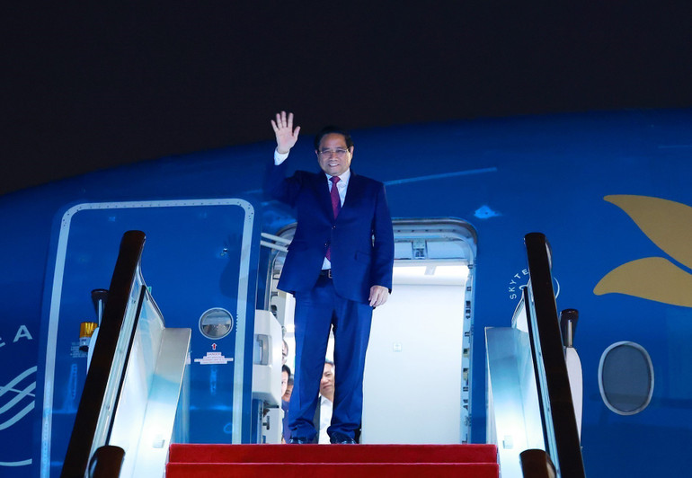 Le Premier ministre Pham Minh Chinh arrive à Tianjin, entamant son voyage pour assister au sommet 2025 de l'Organisation de coopération de Shanghai (OCS). (Photo : Duong Giang/VNA) vna-potal-thu-tuong-bat-dau-chuyen-tham-du-hoi-nghi-thuong-dinh-to-chuc-hop-tac-thuong-hai-sco-2025-8245982.jpg