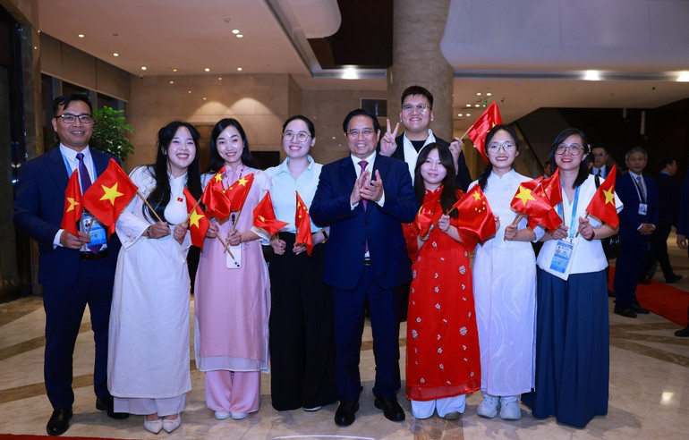 La communauté vietnamienne de Tianjin a accueilli le Premier ministre Pham Minh Chinh pour assister au sommet 2025 de l'Organisation de coopération de Shanghai (OCS). (Photo : Duong Giang/VNA) vna-potal-thu-tuong-bat-dau-chuyen-tham-du-hoi-nghi-thuong-dinh-to-chuc-hop-tac-thuong-hai-sco-2025-8245990.jpg
