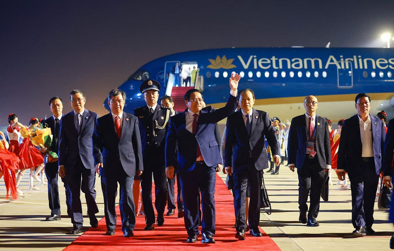 Le Premier ministre Pham Minh Chinh arrive à Tianjin, entamant son voyage pour assister au sommet 2025 de l'Organisation de coopération de Shanghai (OCS). (Photo : Duong Giang/VNA) vna-potal-thu-tuong-bat-dau-chuyen-tham-du-hoi-nghi-thuong-dinh-to-chuc-hop-tac-thuong-hai-sco-2025-8245981.jpg
