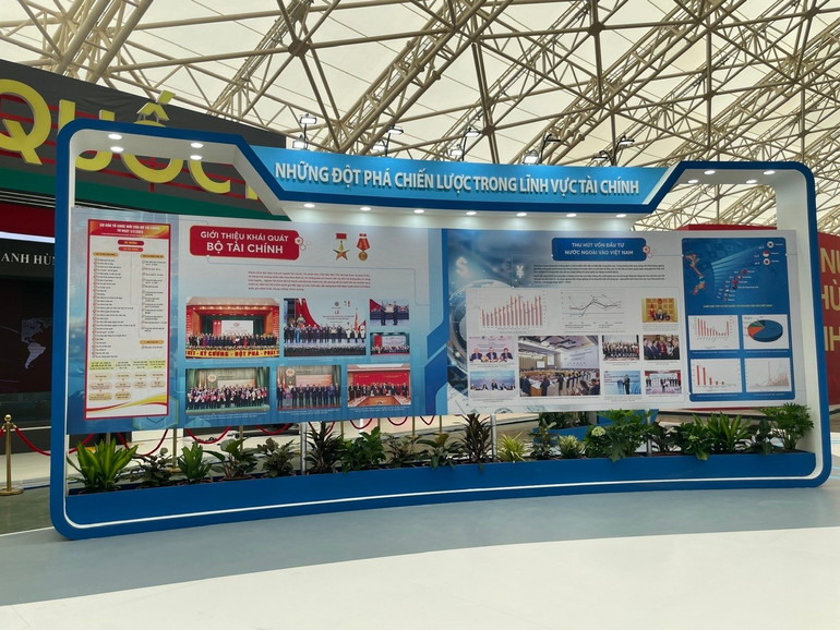 Không gian trưng bày tái hiện hành trình 80 năm xây dựng và phát triển ngành tài chính Việt Nam. bf75697f70e4f8baa1f5.jpg