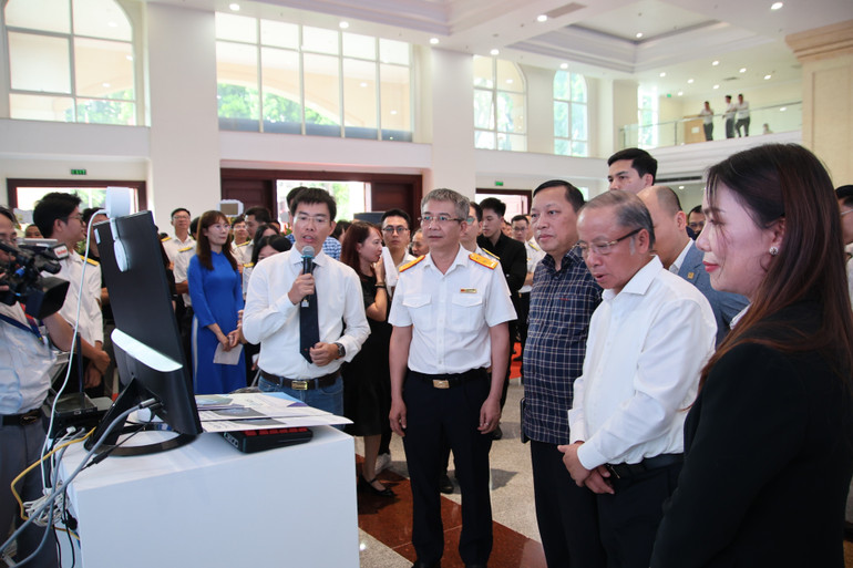 Cục trưởng Cục Thuế Mai Xuân Thành tham quan các gian trưng bày của các doạnh nghiệp công nghệ tham gia triển lãm. img-8953.jpg