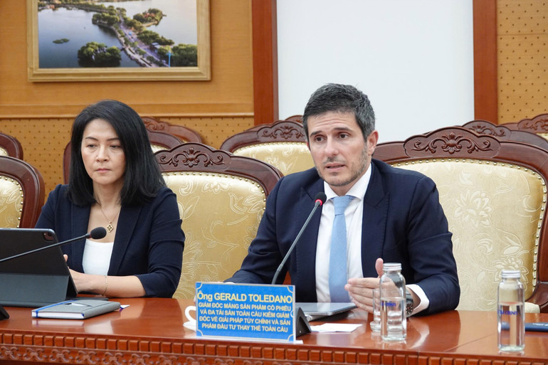 Ông Gerald Toledano Giám đốc mảng Sản phẩm cổ phiếu và đa tài sản toàn cầu, kiêm Giám đốc về Giải pháp tùy chỉnh và sản phẩm thay thế toàn cầu, phát biểu tại buổi làm việc. img-5896.jpg