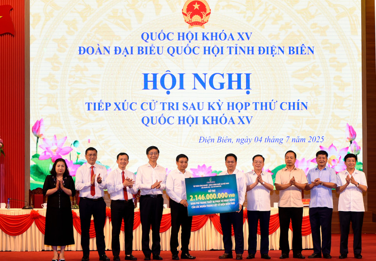 Liên doanh Việt-Nga Vietsovpetro đã ủng hộ 2 tỷ 146 triệu đồng nâng cấp hệ thống âm thanh, ánh sáng cho các Nghĩa trang Liệt sĩ. (Ảnh: BTC) traoqua3-sua.jpg