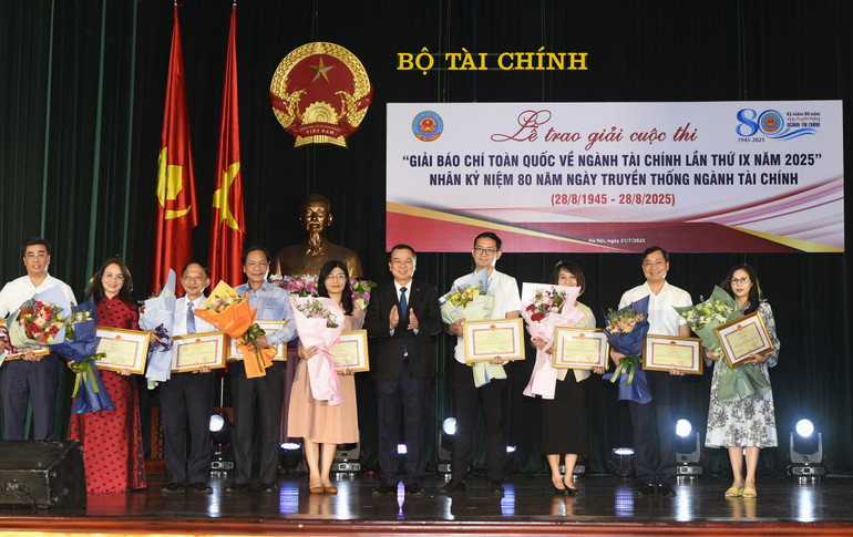 Ban Kinh tế, Báo Nhân Dân, vinh dự là một trong 9 cơ quan báo chí vinh dự đón nhận Bằng khen của Bộ trưởng Tài chính. 09-tap-the.jpg