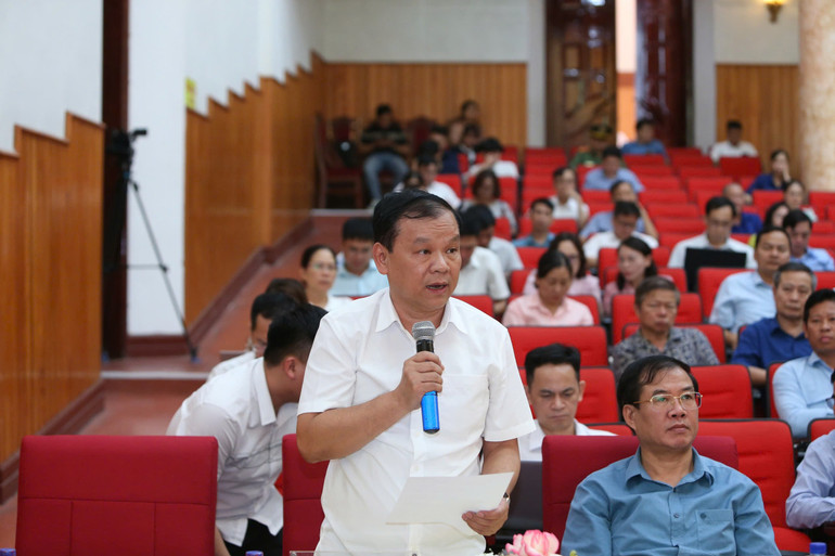 Cử tri phường Điện Biên phủ-Giám đốc Sở Tài chính Nguyễn Phí Sông kiến nghị việc bố trí trụ sở dôi dư sau sắp xếp. (Ảnh: BTC) mr-so-tai-chinh.jpg