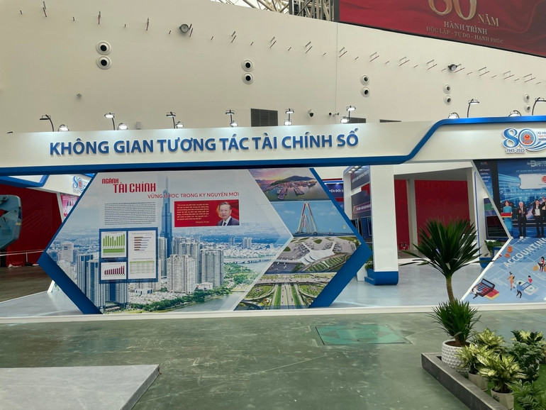 Khách tham quan sẽ được tiếp cận những tư liệu trực quan về chuyển đổi số trong quản lý thuế, hải quan, kho bạc, bảo hiểm, thu hút nguồn lực đầu tư. ddb46fee7675fe2ba764.jpg