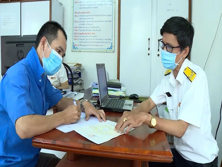 Tháng 6 này là tháng cao điểm để cơ quan thuế các cấp bố trí đầy đủ lực lượng cán bộ, công chức đến từng địa chỉ kinh doanh để hướng dẫn, hỗ trợ trực tiếp các hộ kinh doanh. img-5078.jpg