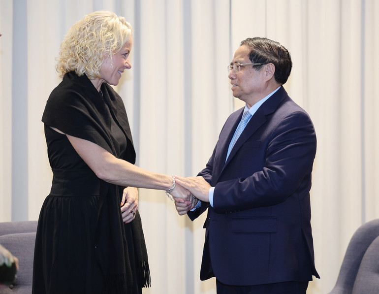 Thủ tướng Phạm Minh Chính tiếp bà Susanna Campbell, Chủ tịch Tập đoàn SYRE. (Ảnh: Dương Giang/TTXVN) vna-potal-thu-tuong-pham-minh-chinh-tiep-lanh-dao-mot-so-tap-doan-cua-thuy-dien-8090520.jpg