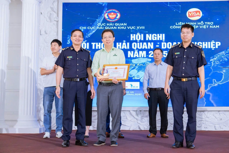 Chi cục Hải quan Khu vực XVII đã trao Giấy khen cho 12 doanh nghiệp tiêu biểu có thành tích xuất sắc trong năm 2024. (Ảnh: CHQ) img-5244.jpg