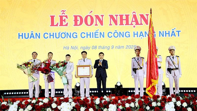 Bộ trưởng Nguyễn Văn Thắng thừa ủy quyền Chủ tịch nước trao Huân chương Chiến công hạng Nhất tặng Cục Hải quan. z6988948208277-185a07c4b4d5878ca0068fd1aedcdd00.jpg