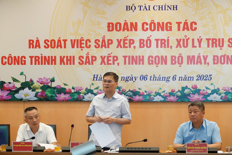 Thứ trưởng Tài chính Bùi Văn Khắng phát biểu tại buổi làm việc. 8a9aabc324fe90a0c9ef.jpg