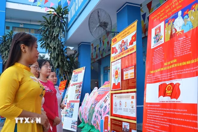 Người dân trải nghiệm tuyên truyền bầu cử thông minh tại phường Tân Sơn Hòa. (Ảnh: Thanh Vũ/TTXVN)