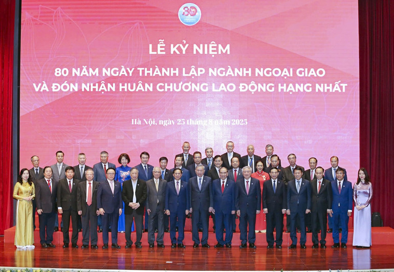 Tổng Bí thư Tô Lâm chụp ảnh kỷ niệm với nguyên các lãnh đạo Bộ Ngoại giao và các đại biểu tham dự Lễ kỷ niệm 80 năm thành lập ngành Ngoại giao Việt Nam (28/8/1945-28/8/2025), ngày 25/8/2025. (Ảnh: Bộ Ngoại giao)