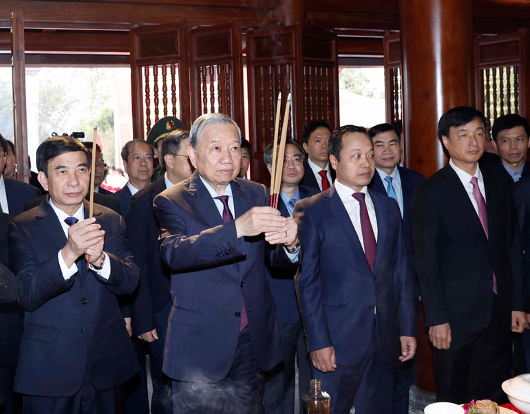 Tổng B&iacute; thư T&ocirc; L&acirc;m v&agrave; đo&agrave;n c&ocirc;ng t&aacute;c Trung ương đến dự Lễ Kh&aacute;nh th&agrave;nh Nh&agrave; tưởng niệm Chủ tịch Hồ Ch&iacute; Minh tại di t&iacute;ch đồi E2 ở phường Điện Bi&ecirc;n Phủ, tỉnh Điện Bi&ecirc;n. (Ảnh: Thống Nhất/TTXVN)