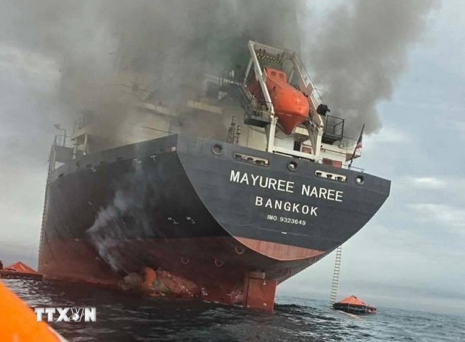 Tàu chở hàng Mayuree Naree treo cờ Thái Lan bị tấn công và bốc cháy tại eo biển Hormuz ngày 11/3/2026. (Ảnh: THX/TTXVN)