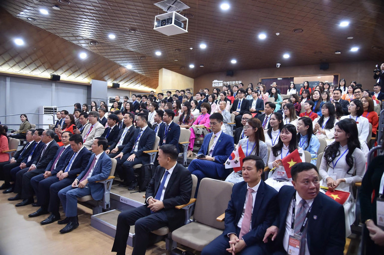 President Luong Cuong och den högt uppsatta vietnamesiska delegationen träffade tjänstemän och personal från vietnamesiska representationsorgan i Korea och den vietnamesiska befolkningen i sydöstra Korea. img-8622.jpg