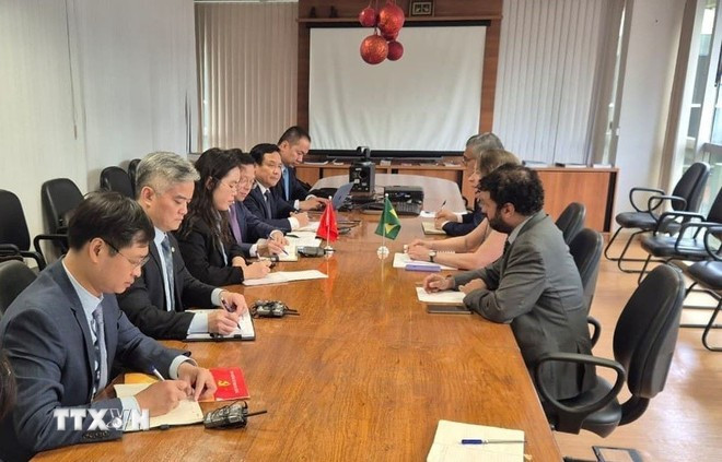 Đoàn công tác của Ban Chính sách Chiến lược Trung ương Đảng do ông Nguyễn Đức Hiển, Phó Trưởng ban dẫn đầu và Đại sứ Bùi Văn Nghị làm việc với Cơ quan Hợp tác (ABC) của Bộ Ngoại giao Brazil. (Ảnh: TTXVN phát)