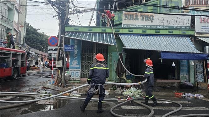 Lực lượng chức năng xử lý hiện trường vụ cháy.