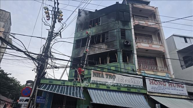 Cháy lớn tại khu vực nhà trọ chợ Đầm Nha Trang.