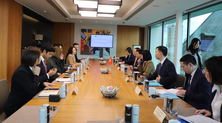 Tinjauan umum sesi kerja bilateral antara Kementerian Keuangan Vietnam dan JP Morgan Bank. toan-canh-2.jpg