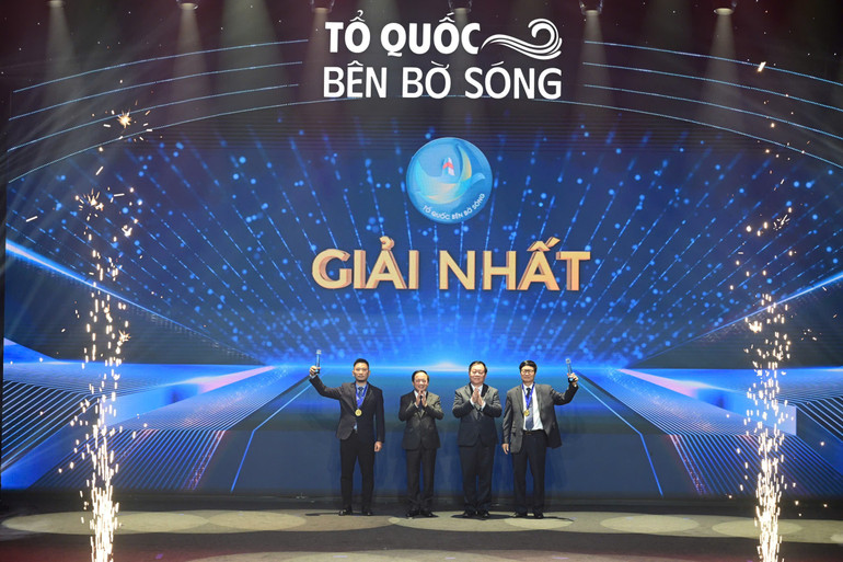 Đồng chí Nguyễn Trọng Nghĩa và Đại tướng Trịnh Văn Quyết trao giải nhất cho các tác giả. 292178080735896219.jpg