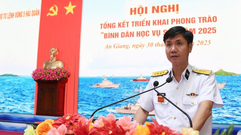 Đại tá Mai Đăng Danh phát biểu tại hội nghị. (Ảnh do Vùng 5 Hải quân cung cấp)