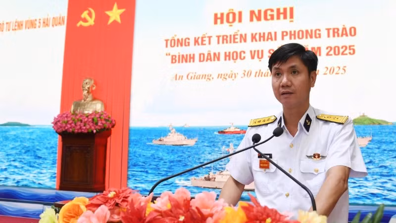 Đại tá Mai Đăng Danh phát biểu tại hội nghị. (Ảnh do Vùng 5 Hải quân cung cấp)