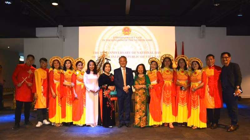 Đại sứ Ngô Hướng Nam chụp ảnh với các thành viên tham gia chương trình nghệ thuật tại lễ kỷ niệm. (Ảnh: Đại sứ quán Việt Nam tại Hà Lan)