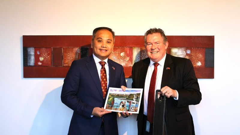 Đại sứ Phan Minh Giang và Thị trưởng thành phố Palmerston North (New Zealand) Grant Smith. (Ảnh: Đại sứ quán Việt Nam tại New Zealand)