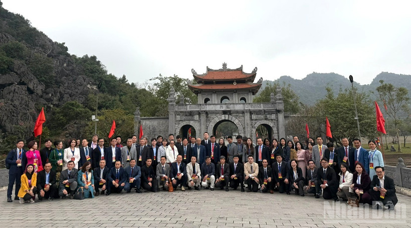 Đoàn kiều bào tham gia Xuân Quê Hương 2026 chụp ảnh lưu niệm tại Khu di tích lịch sử - văn hóa Cố đô Hoa Lư. (Ảnh: Khánh Lan) 