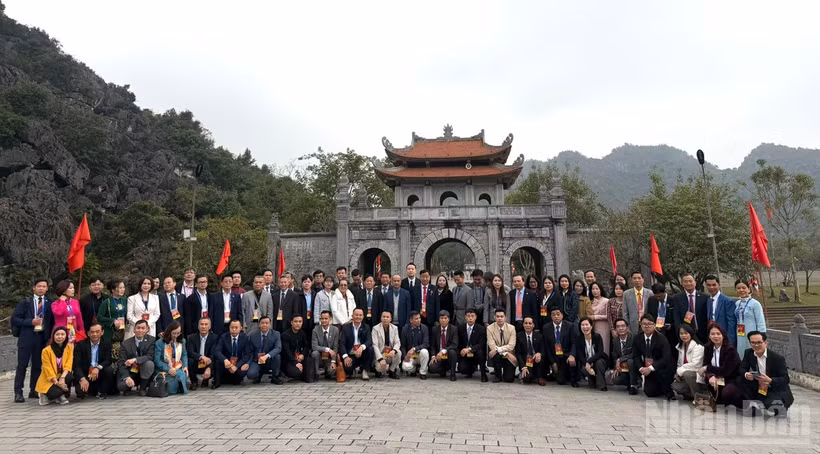 Đoàn kiều bào tham gia Xuân Quê Hương 2026 chụp ảnh lưu niệm tại Khu di tích lịch sử - văn hóa Cố đô Hoa Lư. (Ảnh: Khánh Lan) 